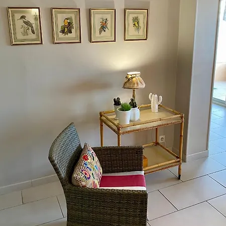 Apartment Front De *