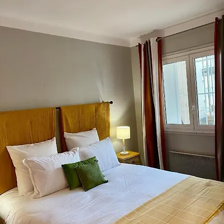 Front De Apartment *