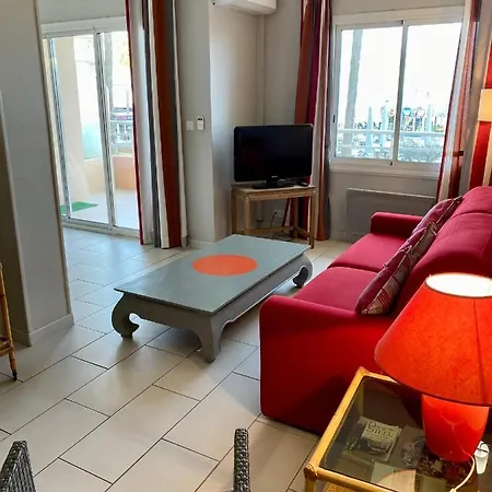 Apartment Front De *