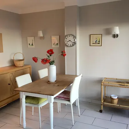Apartment Front De